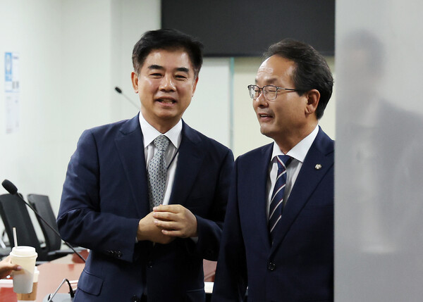 ▲ 강준현 정무위 민주당 간사와 대화하는 김병욱 정무비서관. /뉴시스