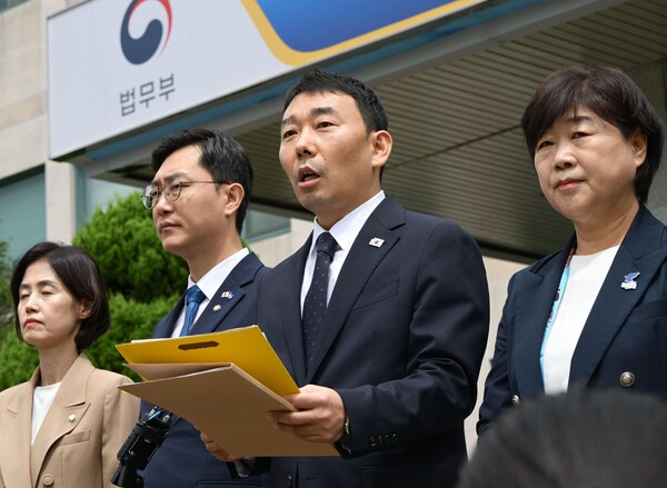 ▲ 김용민 국회 법제사법위원회 더불어민주당 간사가 1일 경기도 의왕시 서울구치소에서 열린 현장검증을 마치고 브리핑을 하고 있다. 이날 법사위는 윤석열 전 대통령 수감 중 특혜 제공 여부를 확인하고 특검 출석 요구 당시 윤 전 대통령이 옷을 벗고 버티는 과정이 있었는지 여부를 CCTV 등의 영상기록으로 열람했다. /뉴시스