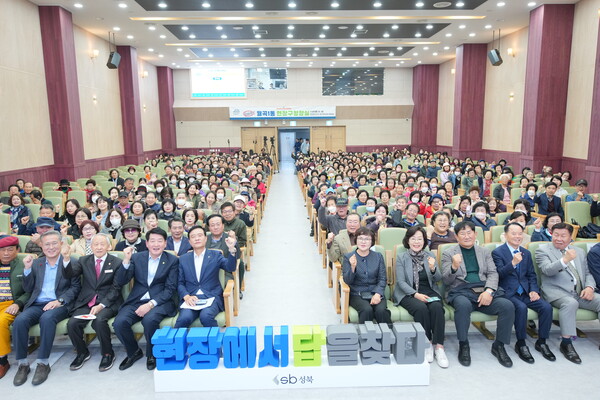 ▲ 2024년 월곡1동 1일 현장구청장실 개최 단체 기념사진.