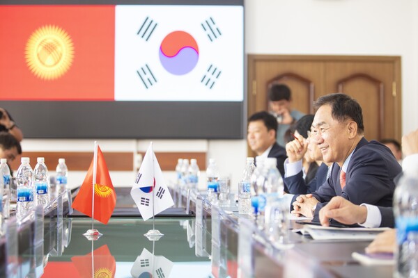 ▲ 키르기스공화국 오쉬시와 교류회를 진행하고 있는 정장선 평택시장.