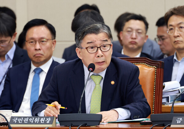 ▲ 유철환 국민권익위원장이 21일 서울 여의도 국회에서 열린 정무위원회 전체회의에서 의원질의에 답하고 있다. /뉴시스