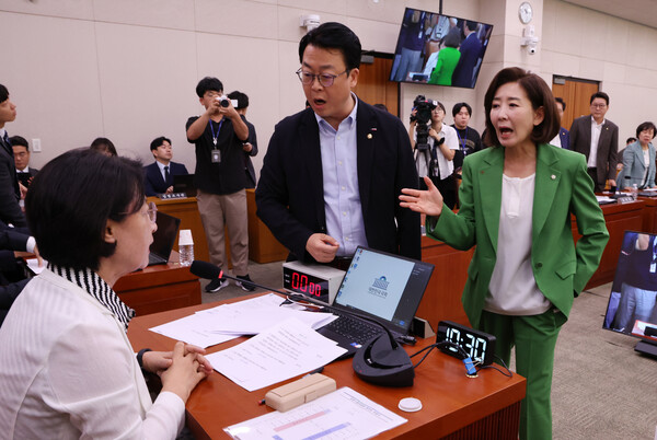 ▲ 2일 서울 여의도 국회에서 열린 법제사법위원회 전체회의에서 나경원 국민의힘 의원 등이 추미애 위원장에게 의사 진행 방식에 대해 항의하고 있다. /뉴시스