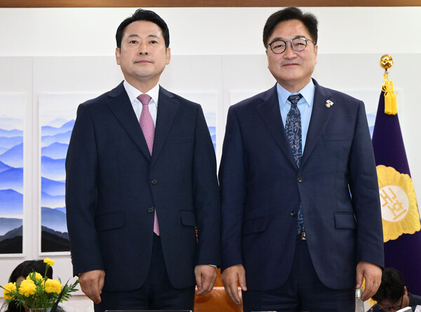 ▲ 장동혁 국민의힘 대표가 2일 서울 여의도 국회에서 우원식 국회의장을 예방해 기념촬영을 하고 있다. /뉴시스