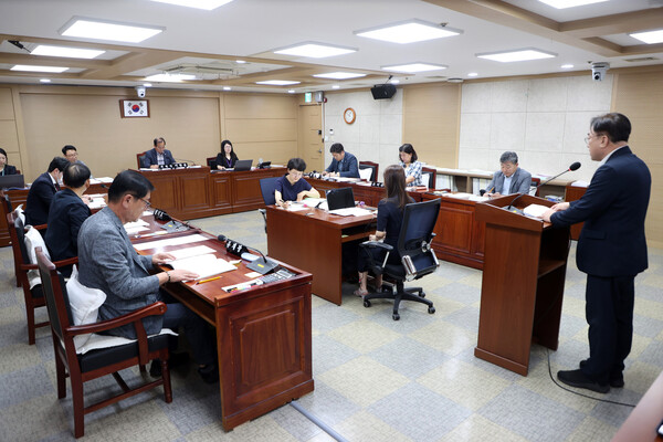 ▲ 수원특례시의회 도시미래위원회 2025년도 주요업무보고 청취 모습.