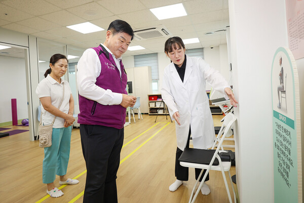 ▲ 이필형 동대문구청장이 동백꽃노인종합복지관 건강 프로그램 운영 공간을 살펴보고 있다.