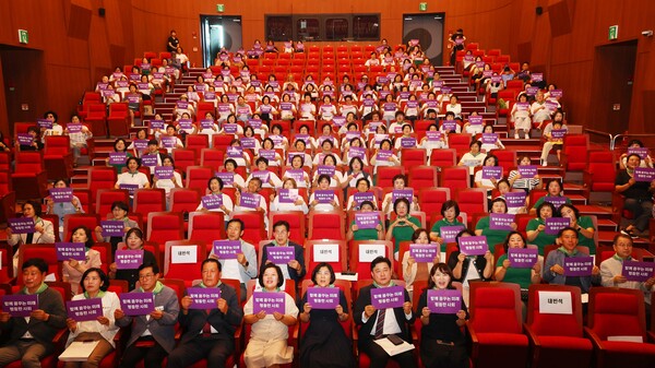 ▲ 안성시 제28회 양성평등 기념행사 참석자들 기념촬영 모습.