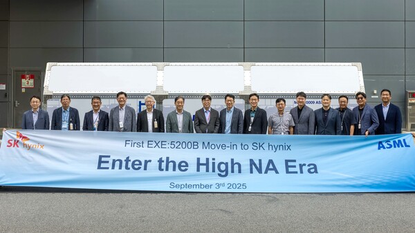 ▲ SK하이닉스가 메모리 업계 최초로 양산용 'High NA EUV' 장비를 이천 M16팹에 반입하고 기념 행사를 진행했다. (사진 왼쪽 다섯 번째부터 ASML코리아 김병찬 대표이사 사장, SK하이닉스 김성한 구매 담당 부사장, 차선용 미래기술연구원장 부사장, 이병기 제조기술 담당 부사장)