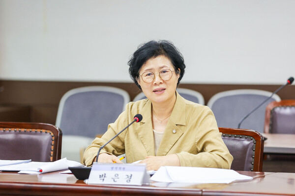 ▲ 박은경 의원이 ‘안산시 지역건설노동자 우선고용 및 체불임금 등이 없는 관급공사 운영을 위한 조례 일부개정조례안’에 대해 설명하고 있다.