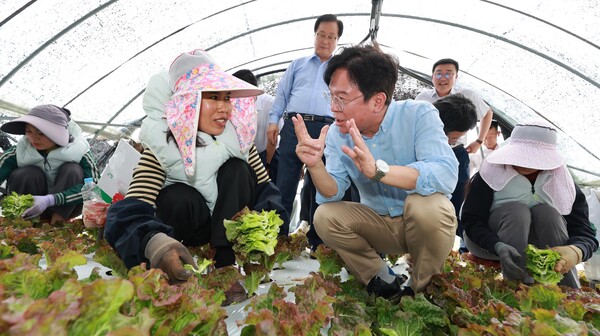 ▲ 외국인 노동자와 대화하는 김영훈 장관. /뉴시스