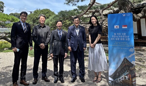 ▲ 우측 두 번째부터 주낙영 경주시장, 웡 카이 쥔(Wong Kai Jiun) 주한싱가포르대사가 29일 경주에서 열린 오찬 간담회 후 기념촬영을 하고 있다.