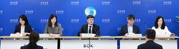 ▲ 김화용 한국은행 국민소득부장이 3일 오전 서울 중구 한국은행에서 열린 2025년 2/4분기 국민소득(잠정) 기자설명회에서 발언하고 있다. 왼쪽부터 김성자 분배소득팀장, 이현영 지출국민소득팀장, 김 부장, 박창현 국민소득총괄팀장, 김선임 국민소득총괄팀 차장. /뉴시스