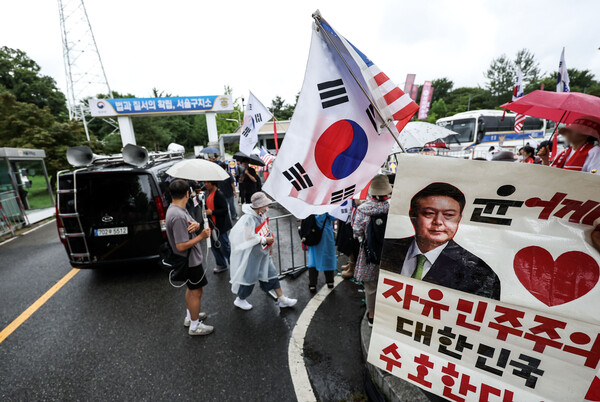 ▲ 내란 특검 소환에 불응한 윤석열 전 대통령에 대한 강제 구인 절차에 돌입한 7월 15일 오후 경기 의왕시 서울구치소 앞에서 윤 전 대통령 지지자들이 태극기와 성조기를 들고 있다. /뉴시스