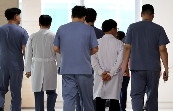 ▲ 대구 시내의 한 대학병원에서 의료진들이 이동하고 있다. /뉴시스