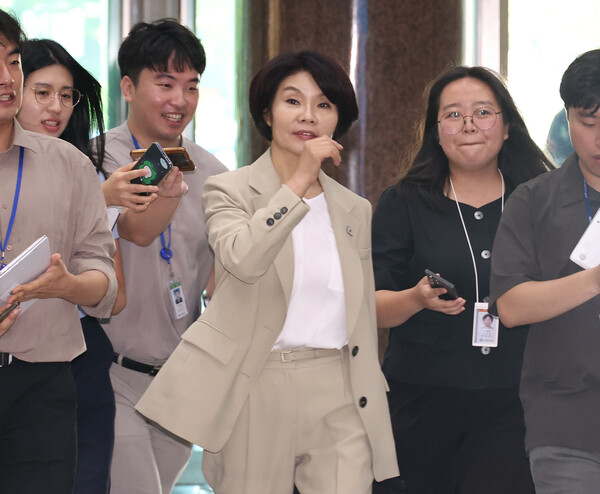 ▲ 비공개 실무 고위당정협의회 참석하는 한정애 더불어민주당 정책위의장. /뉴시스