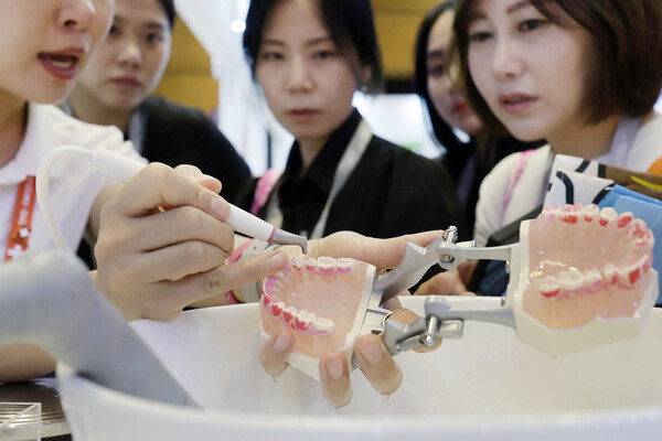 ▲ 서울 강남구 코엑스에서 열린 서울국제치과기자재전시회를 찾은 시민들이 전시품 설명을 듣고 있다. /뉴시스