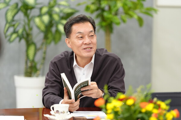 ▲ 이재준 수원시장이 첫 번째 ‘수요정담’에 참여해 공직자들과 이야기를 나누고 있다.