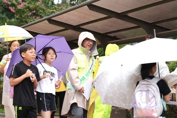 ▲ 위례숲초등학교 정문에서 이현재 하남시장이 ‘아이 먼저’ 어린이 교통안전 캠페인을 실시하고 있다.