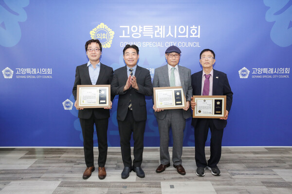 ▲ 김운남 의장(왼쪽에서 두 번째)과 고양시의정감사단 기념촬영 모습.