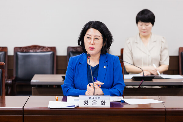 ▲ 황은화 의원이 ‘안산시 가족돌봄 청소년 및 청년 지원에 관한 조례안’에 대해 설명하고 있다.