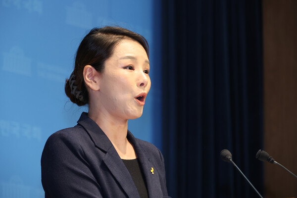 ▲ 강미정 조국혁신당 대변인이 4일 서울 여의도 국회 소통관에서 당내 성비위 의혹과 관련한 탈당 기자회견을 하고 있다. /뉴시스