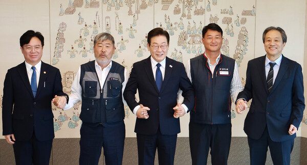 ▲ 이재명 대통령이 4일 양대 노총 위원장과 오찬 간담회에서 양경수 민주노총 위원장, 김동명 한국노총 위원장과 기념촬영을 하고 있다. /뉴시스