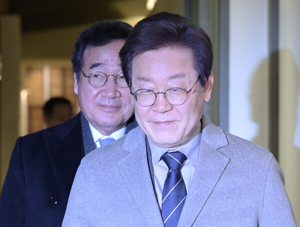 ▲ 이재명(오른쪽) 더불어민주당 대표와 이낙연 전 국무총리가 30일 서울 종로구의 한 음식점에서 회동을 마치고 이동하고 있다. /뉴시스