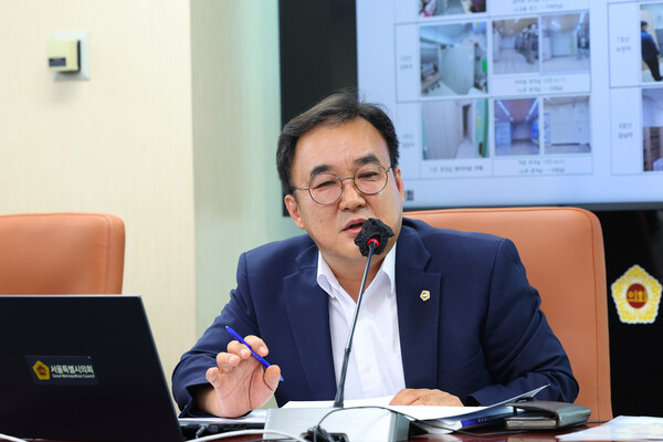 ▲ 윤기섭 의원이 교통위원회 회의실에서 질의하고 있다.