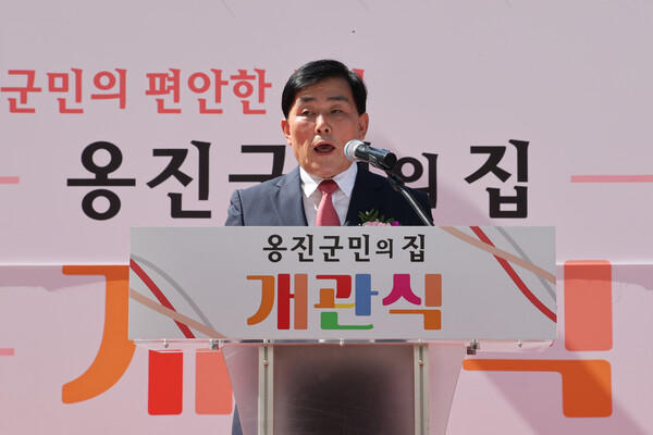 ▲ 옹진군민의 집 개관식에서 축사 전하는 문경복 군수.