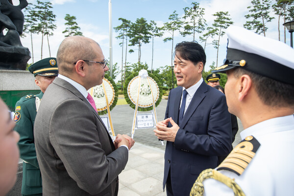 ▲ 콜롬비아군 참전 74주년 추모식에서 인사 나누는 강범석 서구청장.