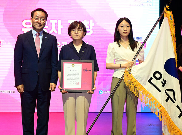 ▲ 연수구, 2025년 인천시 양성평등정책 ‘우수기관’ 수상 기념사진.