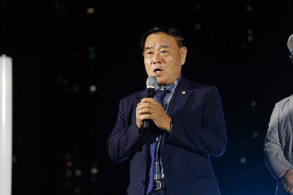 ▲ 이재식 의장이 '2025 수원 드론·불꽃 축제'에 참석해 축사를 하고 있다.