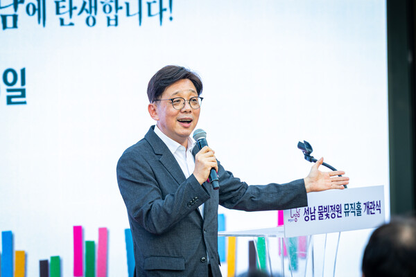 ▲ 안광림 부의장이 '성남 물빛정원 뮤직홀 개관식'에 참석해 축사를 하고 있다.