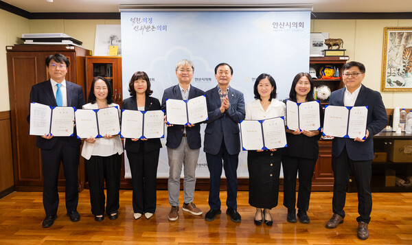 ▲ 박태순 의장(가운데)과 선임된 7명의 심의 위원의 모습.