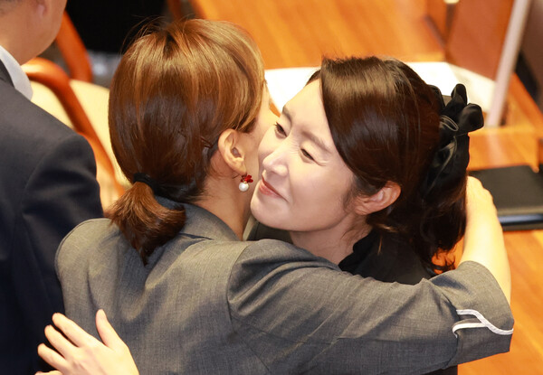 ▲ 포옹으로 인사 나누는 강선우 의원. /뉴시스