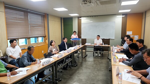 ▲ 평택시 국가하천 배수영향구간 하천환경정비사업 보상협의회 개최 모습.