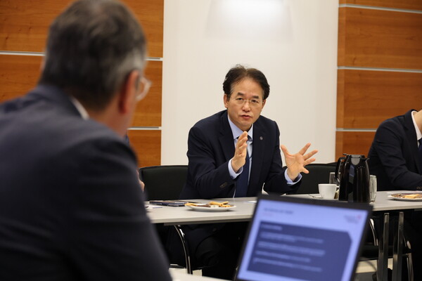 ▲ 독일도시협의회에서 고양시의 강점을 설명하고 독일 기업과 협력의지를 밝히는 이동환 고양특례시장.