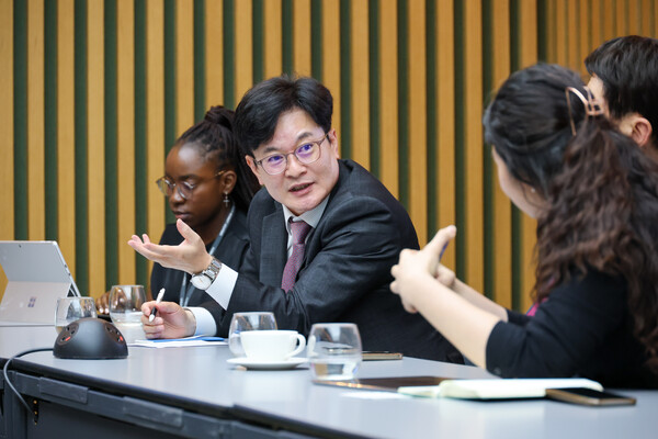 ▲ 김병수 시장이 런던시청을 방문해 도시재생 관계부서와의 미팅을 진행하고 있다.
