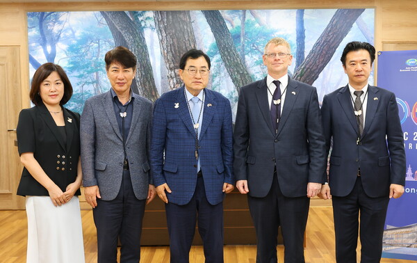 ▲ 8일 경주시청 시장실에서 열린 접견에서 주낙영 경주시장(왼쪽 세 번째)과 듀이 무어 주부산미국영사관 수석영사(네 번째)가 기념촬영을 하고 있다.