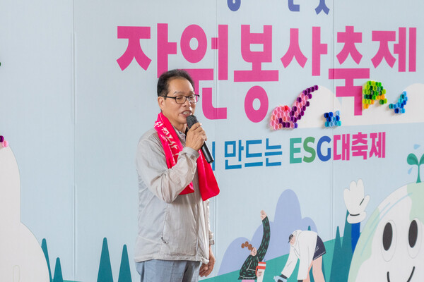 ▲ ‘2025 양재천 돗자리 자원봉사축제’에서 강남구의회 복진경 부의장이 축사를 하고 있다.