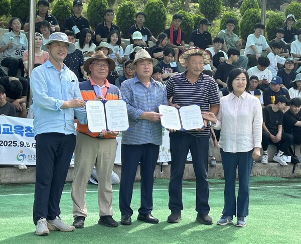 ▲ 대이작도 반려섬 업무협약 체결 모습.