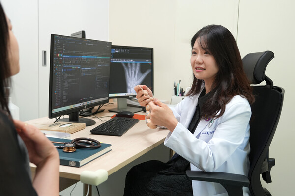 ▲ 분당제생병원 소아청소년과 윤지희 과장이 보호자에게 설명을 하고 있다.