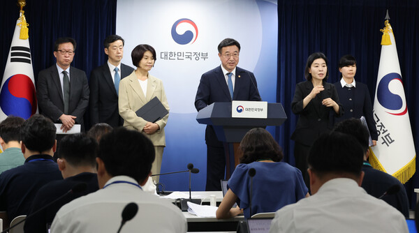 ▲ 윤호중 행정안전부 장관이 7일 서울 종로구 정부서울청사에서 정부조직 개편방안 등 고위당정협의회 결과 브리핑을 하고 있다. /뉴시스