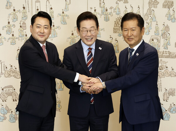 ▲ 이재명 대통령이 여야 지도부 오찬 회동에서 정청래 더불어민주당 대표, 장동혁 국민의힘 대표와 기념촬영을 하고 있다. /뉴시스