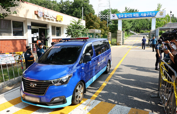 ▲ 김건희 여사 의혹을 수사하는 민중기 특별검사팀이 윤석열 전 대통령에 대한 체포영장 집행에 실패한 1일 오전 경기 의왕시 서울구치소에서 차량이 이동하고 있다. /뉴시스