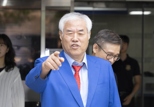▲ 광화문 집회에서 불법으로 모금한 혐의를 받는 전광훈 사랑제일교회 목사가 8일 서울 서초구 서울중앙지방법원에서 열린 기부금품법 위반 혐의 1심 선고공판을 마치고 밖으로 나오고 있다. /뉴시스
