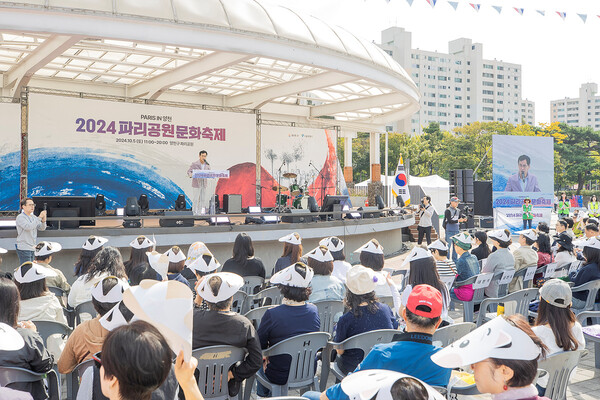 ▲ 지난해 파리공원문화축제에서 주민에게 인사하는 이기재 양천구청장.
