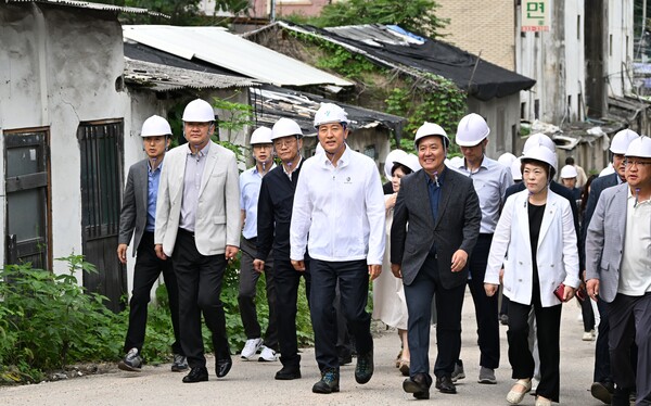 ▲ 오세훈 서울시장이 9일 오전 노원구 백사마을 철거 현장을 점검하고 있다.