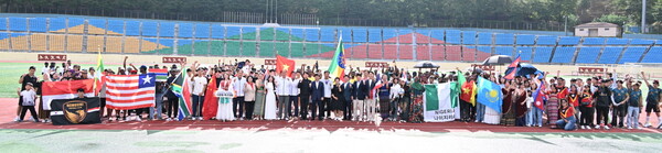 ▲ 2025년 동두천 다문화 국제 축구대회 참가자들 기념촬영 모습.