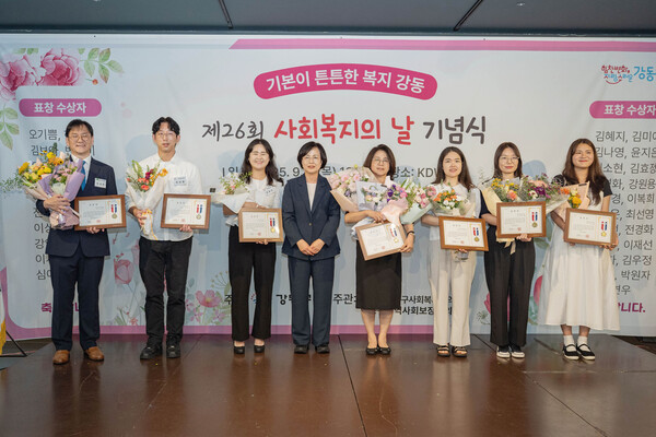 ▲ 사회복지 유공 표창자들과 기념 촬영하는 이수희 구청장(왼쪽에서 네 번째).
