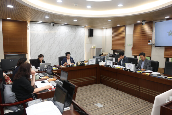 ▲ 2025년도 행정사무감사 조치결과 보고 및 청취하는 평택시의회 의원들.